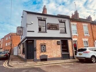 NORTHAMPTONSHIRE - THREE STOREY CHARACTER PUB AND RESTAURANT