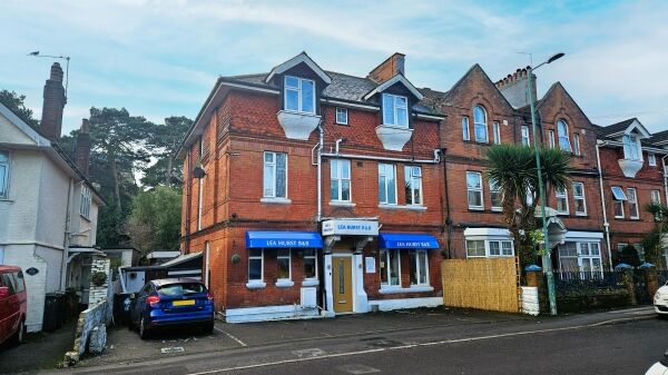 Home & Income B&B Close Travel Interchange and Business District Also Suiting HMO Use