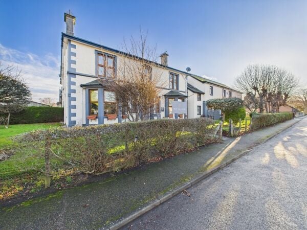 Elegant coastal hotel with thriving Highland guest trade