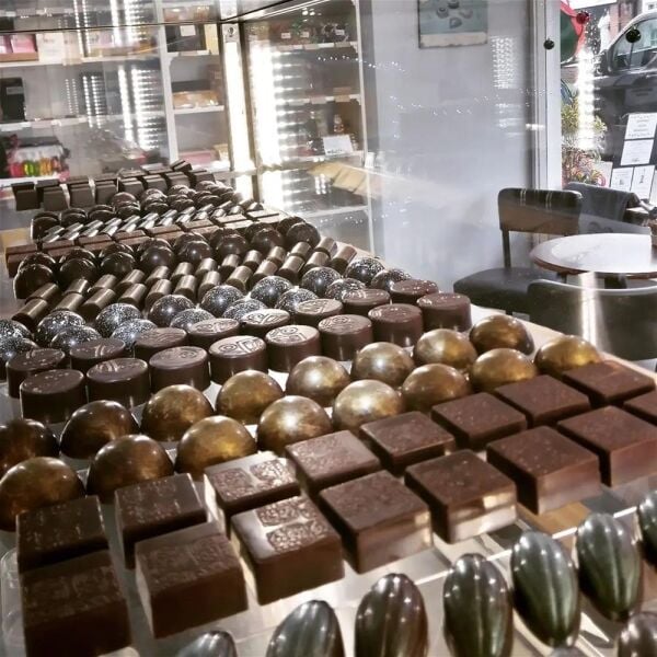 LEASEHOLD COFFEE SHOP/CHOCOLATERIE & GELATO SHOP LEASEHOLD COFFEE SHOP/CHOCOLATERIE & GELATO SHOP