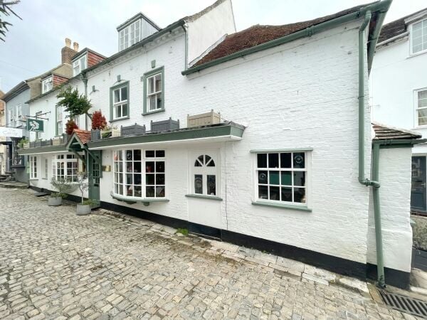 Beautifully Presented Restaurant & 3 Bedroom Flat Beautifully Presented Restaurant & 3 Bedroom Flat