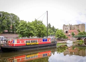 NOTTINGHAMSHIRE - RIVER TRENT CANAL BOAT PUB ADJACENT TO NEWARK CASTLE NOTTINGHAMSHIRE - RIVER TRENT CANAL BOAT PUB ADJACENT TO NEWARK CASTLE