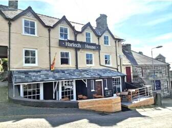 GWYNEDD - REFURBISHED PUBLIC HOUSE WITH EIGHT LETTING ROOMS