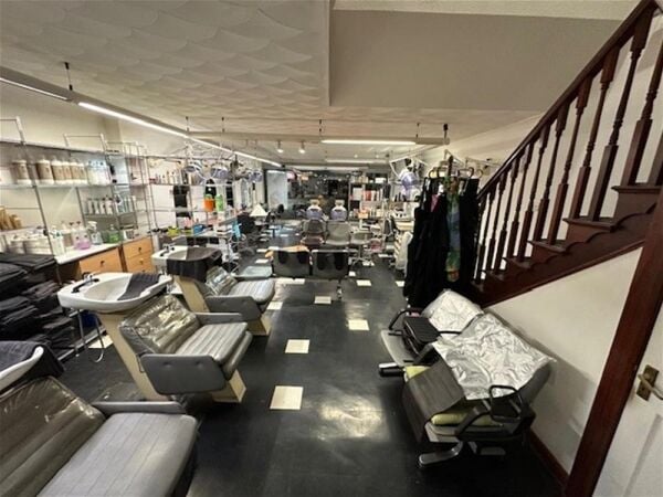 LEASEHOLD HAIR/BEAUTY & NAIL SALON LEASEHOLD HAIR/BEAUTY & NAIL SALON