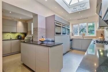 A beautifully presented detached 9-bedroom en-suite guest house A beautifully presented detached 9-bedroom en-suite guest house
