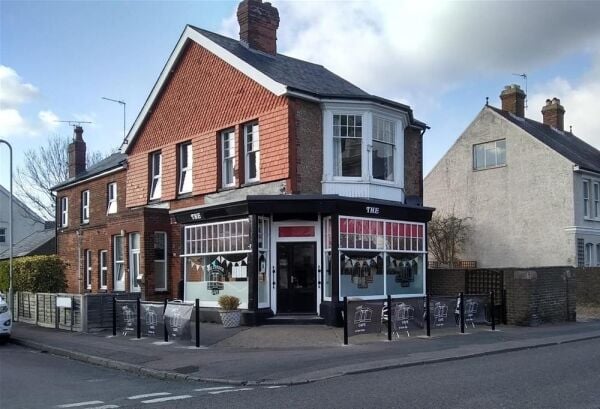 LEASEHOLD CAFÉ  WITH 3 BEDROOM FLAT