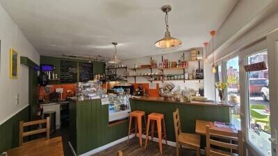 TRADITIONAL COASTAL CAFÉ IN BEAUTIFUL COASTAL TOWN