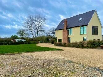 LEICESTERSHIRE - THREE STOREY PARTIALLY BUILT HOLIDAY LET IN DESIREABLE VILLAGE