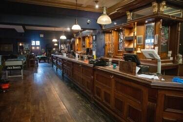 STREATHAM, LONDON - SUBSTANTIAL PUB WITH EXTENSIVE 12 ROOM ACCOMMODATION