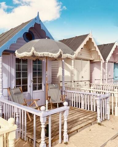BEACH HUT HIRE & HOLIDAY RENTAL BUSINESS PRICE: £89,999 plus SAV LOCATION MERSEA, ESSEX REF: R0134E
