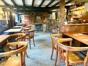 LINCOLNSHIRE - THREE BEDROOM PUB WITH LARGE CAR PARK