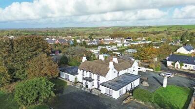 PEMBROKESHIRE – CHARACTER PREMISES WITH FIVE QUALITY EN SUITE LETTING ROOMS IN BUSY TOURIST DESTINAT