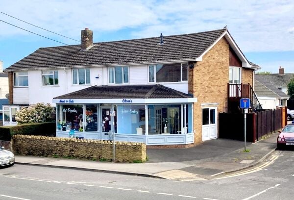 PET SUPPLIES & HAIR SALON (Operated by self-employed stylists)