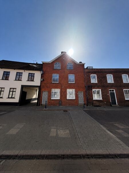 COMMERCIAL PREMISES TO LET IN THE HEART OF HITCHIN COMMERCIAL PREMISES TO LET IN THE HEART OF HITCHIN