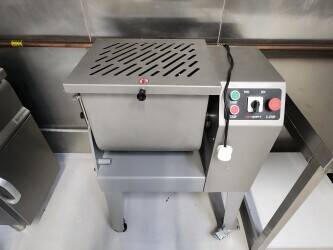 Fully Equiped Dark Kitchen for sale in New Malden Fully Equiped Dark Kitchen for sale in New Malden