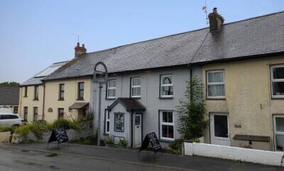 CARMARTHENSHIRE - TRADITIONAL VILLAGE PUB WITH ADDITIONAL ONE BEDROOM COTTAGE CARMARTHENSHIRE - TRADITIONAL VILLAGE PUB WITH ADDITIONAL ONE BEDROOM COTTAGE