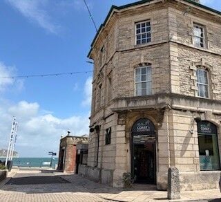 Established Coastal Clothing, Footwear & Accessories Retail Business Established Coastal Clothing, Footwear & Accessories Retail Business