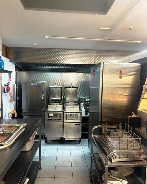 Fast Food Takeaway specialises In Chicken for Sale Fast Food Takeaway specialises In Chicken for Sale