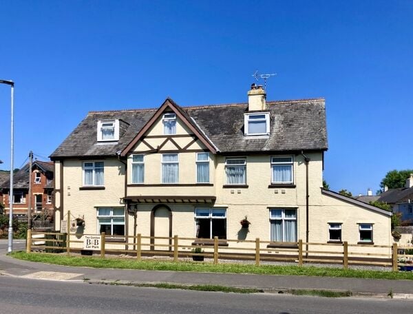 LICENSED TEAROOM/RESTAURANT AND BED & BREAKFAST LICENSED TEAROOM/RESTAURANT AND BED & BREAKFAST