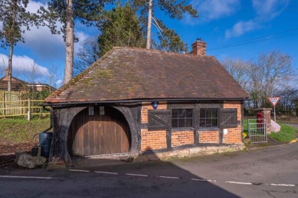 Charming Commercial Property To-Let Located In Claverdon Charming Commercial Property To-Let Located In Claverdon
