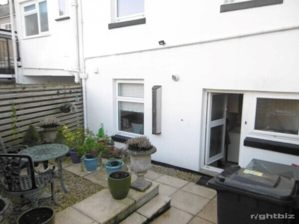 Retail Business with accommodation to let Photo 10