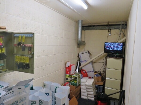Long Established Car Sales Showroom and MOT Garage Photo 10