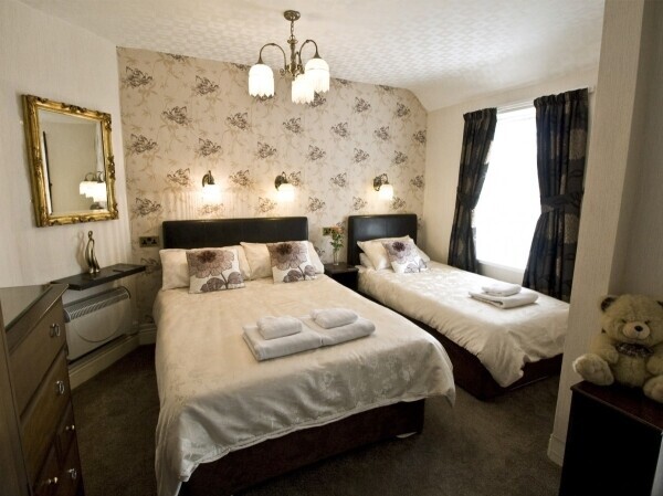 LINCOLNSHIRE COAST - ESTABLISHED PROFIT MAKING 8 BEDROOM GUESTHOUSE Photo 10