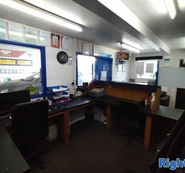 Well-established Garage with repeated custom Photo 10