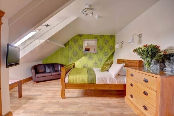Hotel & Guest Houses For Sale in Whitby Photo 10