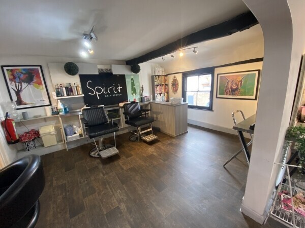 Leasehold hair and beauty salon for sale in the historic town of Amesbury Wiltshire Photo 10