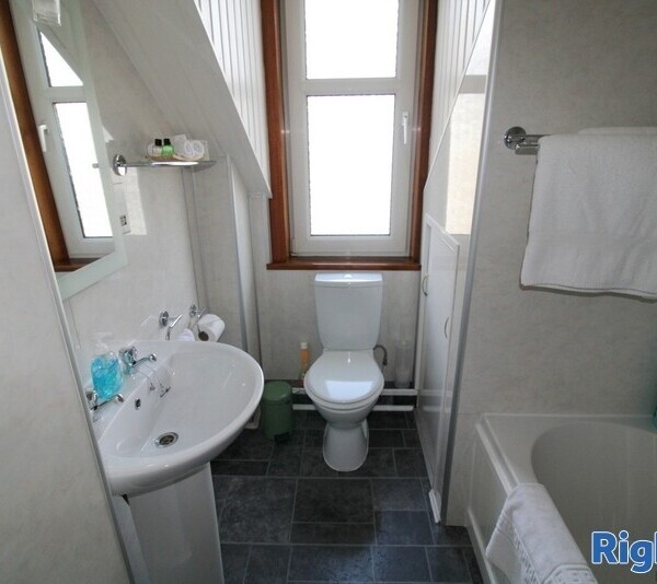 Excellent 5-Bedroom Guest House in Perth Photo 10