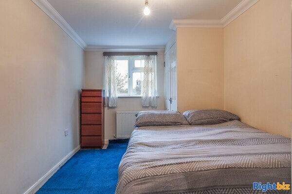Post Office/Retail with Modern 2 Bedroom Flat Photo 10