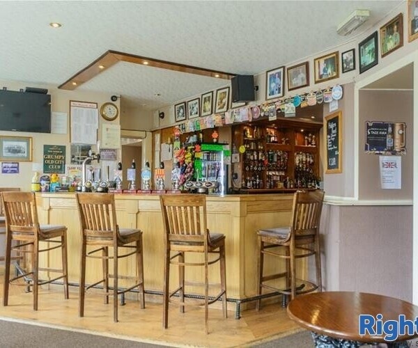 NORTHUMBERLAND - BUSY COASTAL PUB Photo 10
