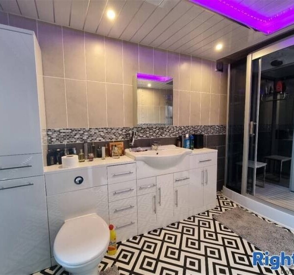 Beautifully Renovated Modern Bar with Comfortable Atmosphere & Accomodation Photo 10