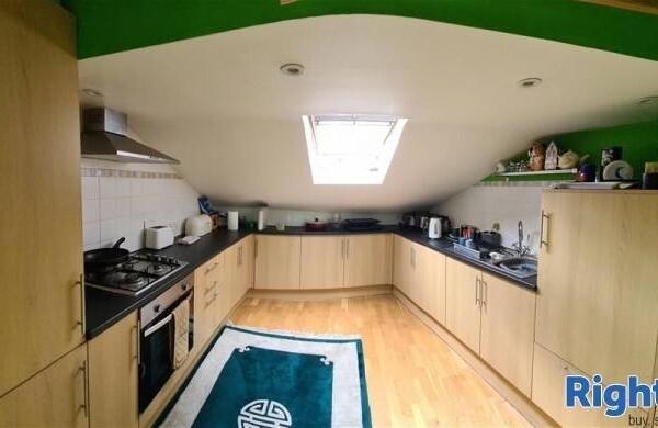 FREEHOLD Detached Bar in a Busy Market Town on the Outskirts of Leeds Photo 10