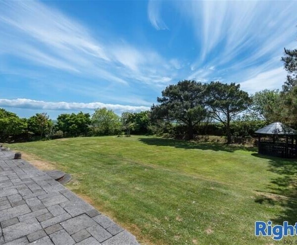 Under Offer: Immaculate Hotel on the North Cornish Coastline For Sale in Perranporth Photo 10