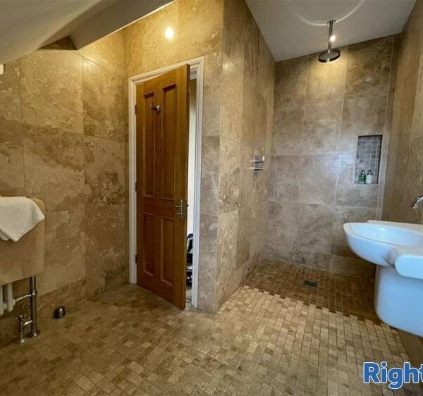Luxurious Guest House in Whitby with Beach at end of the Road Photo 10