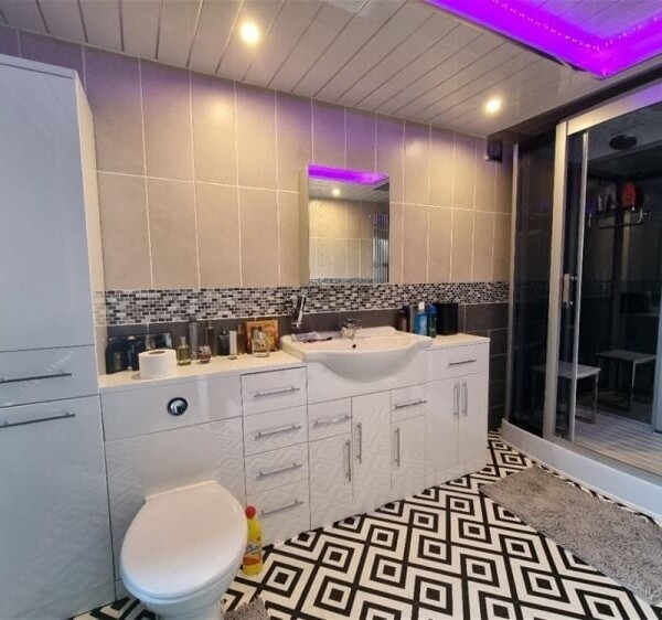 Beautifully Renovated Modern Bar with Comfortable Atmosphere & Accomodation Photo 10