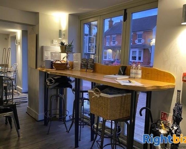 High class cafe in prosperous Thameside village in Berkshire Photo 10
