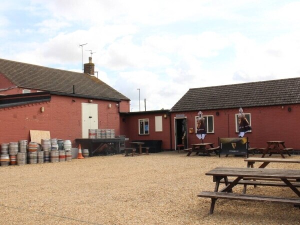 CAMBRIDGESHIRE - FREEHOUSE WITH CAR PARK Photo 10