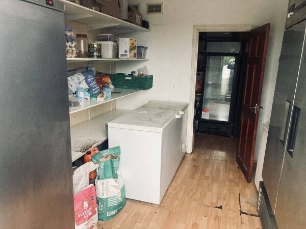 Fully Fitted Restaurant for Sale in Hatch End, Pinner. 1-Bed Flat Included. Photo 10