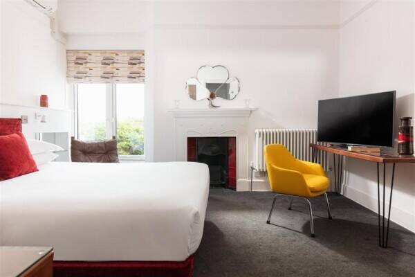 WELL, ESTABLISHED AWARD-WINNING BOUTIQUE BED AND BREAKFAST Photo 10