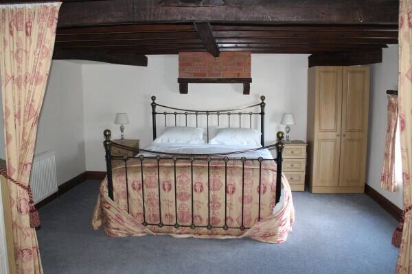 SOUTH STAFFORDSHIRE - OUTSTANDING VILLAGE FREEHOUSE Photo 10