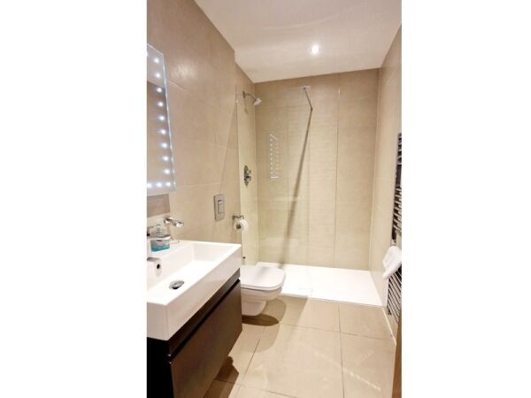 Beautifully Presented Holiday Letting For Sale Photo 10