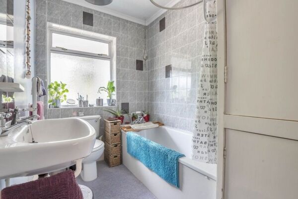CATTERY PLUS HOME WITH AN INCOME Photo 10
