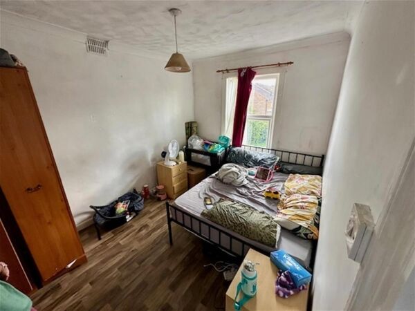 FREEHOLD CONVENIENCE STORES/LOTTERY & OFF LIC3 BED ACCOMMODATION - LAWNED REAR GARDEN Photo 9