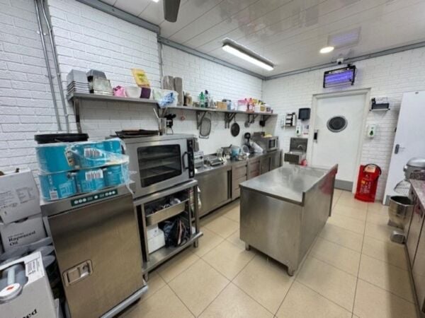 Leasehold Fish & Chip Takeaway Located In Luton Photo 10