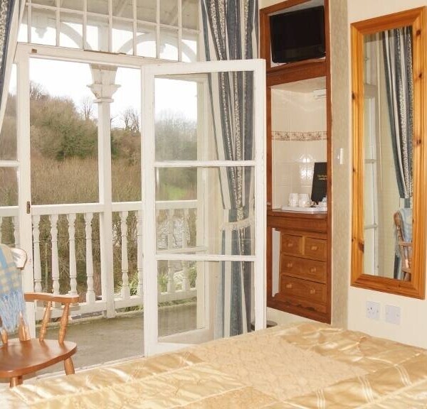 10 bedroom Victorian B&B / Hotel with owners accommodation set in the village of Combe Martin Photo 11