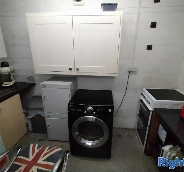 Well-established Garage with repeated custom Photo 11