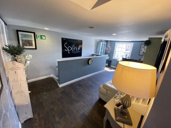 Leasehold hair and beauty salon for sale in the historic town of Amesbury Wiltshire Photo 11